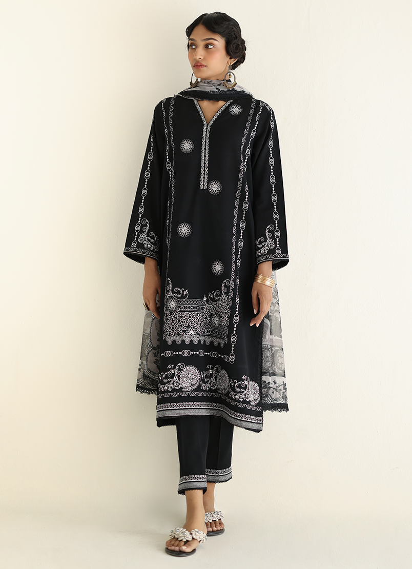 Lucknowi Embroidery Kurta Set